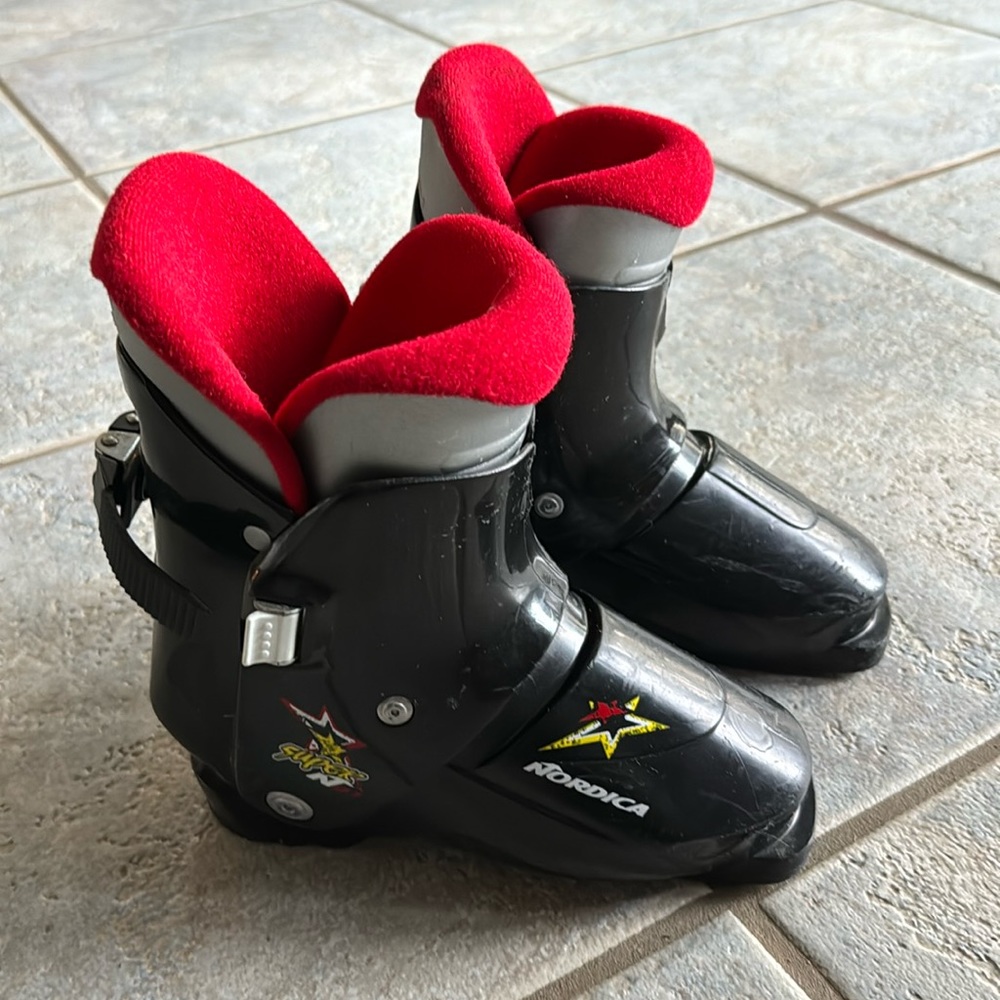 ⛷️ Nordica kids ski boots 🎿